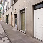 Tra Il Duomo E Il Teatro La Pergola