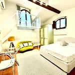 Palazzo Pandolfini\'S City-View Studios