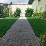 Movie Star Apartment With Garden