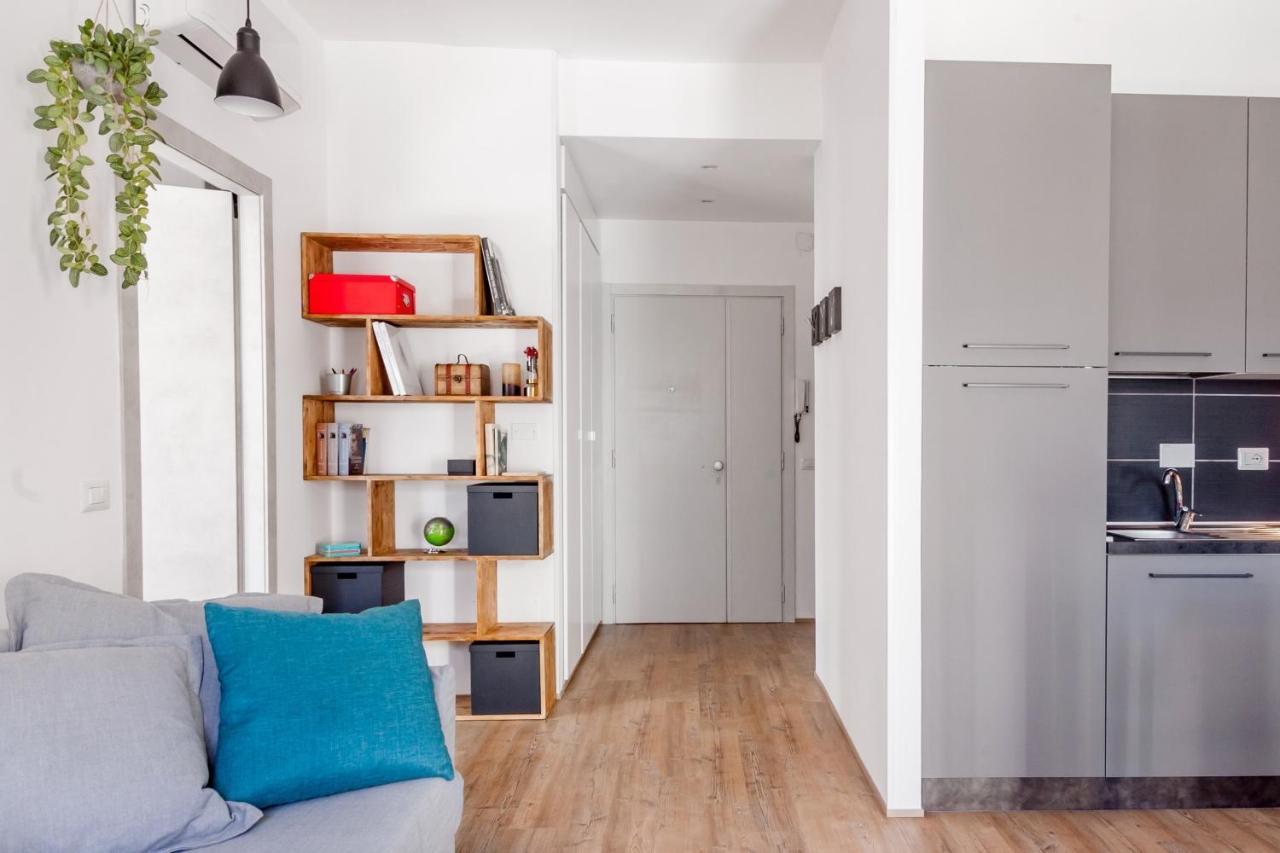 Open The Classic Wooden Shutters At A Cozy Nest Appartamento Firenze