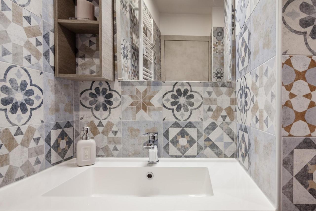 Appartamento Open The Classic Wooden Shutters At A Cozy Nest