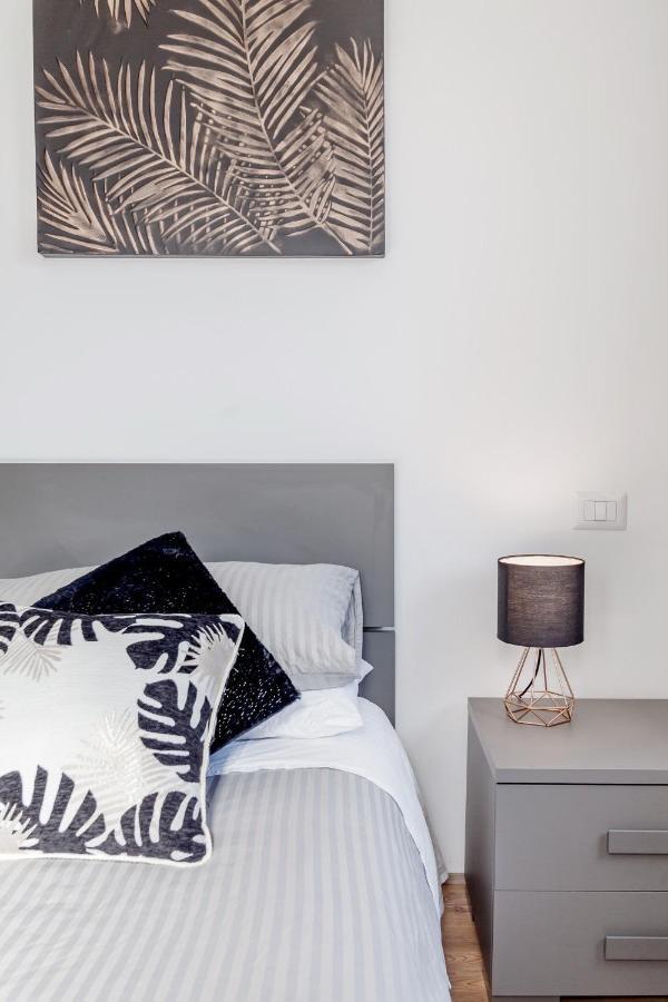 Open The Classic Wooden Shutters At A Cozy Nest Appartamento Firenze