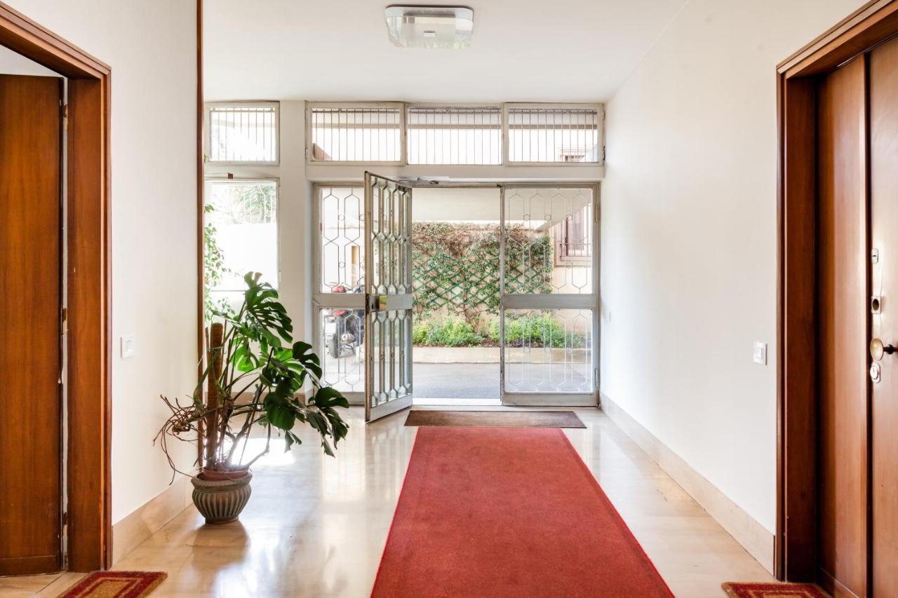 Open The Classic Wooden Shutters At A Cozy Nest Appartamento *