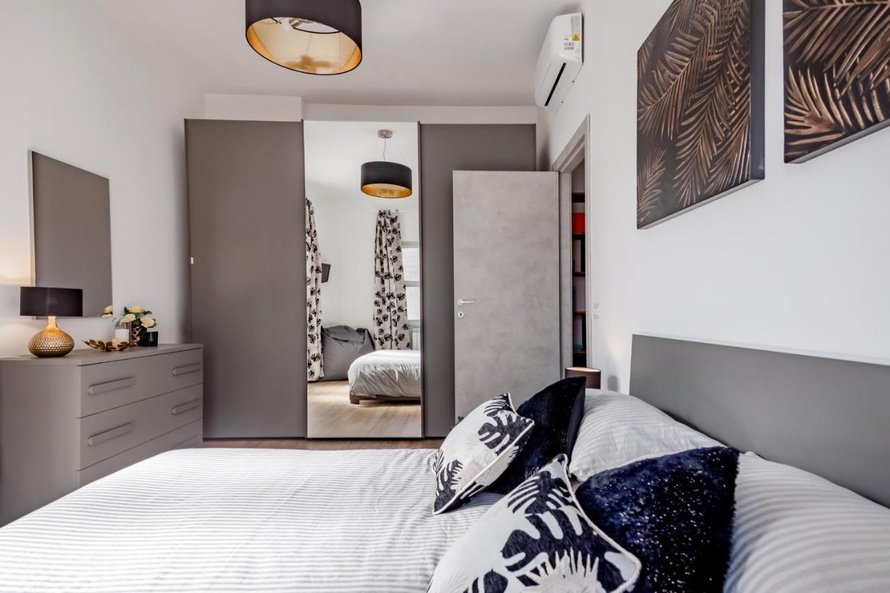 Appartamento Open The Classic Wooden Shutters At A Cozy Nest Firenze