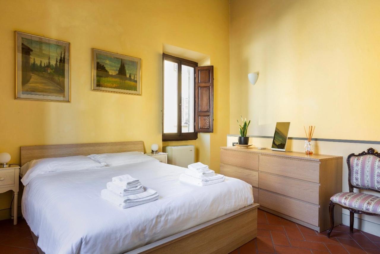 Cozy Classic Italian House Near Santa Croce, On The Lungarno *