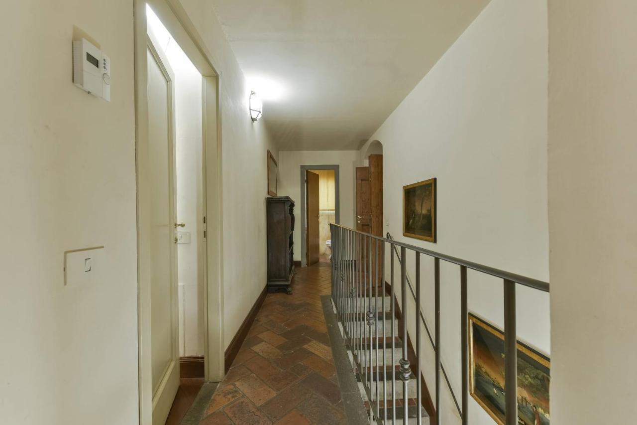 Raffaello With Fireplace In Oltrarno Apartment