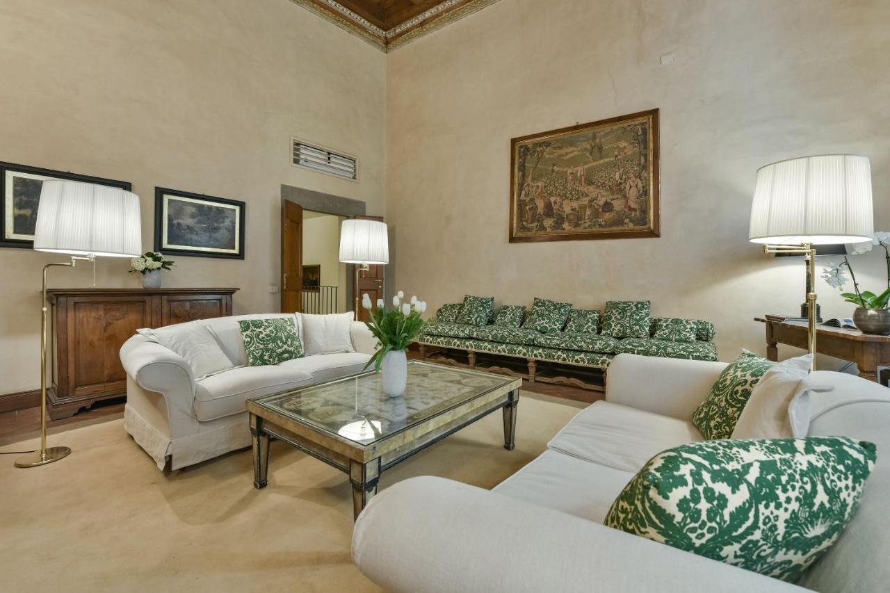 Raffaello With Fireplace In Oltrarno