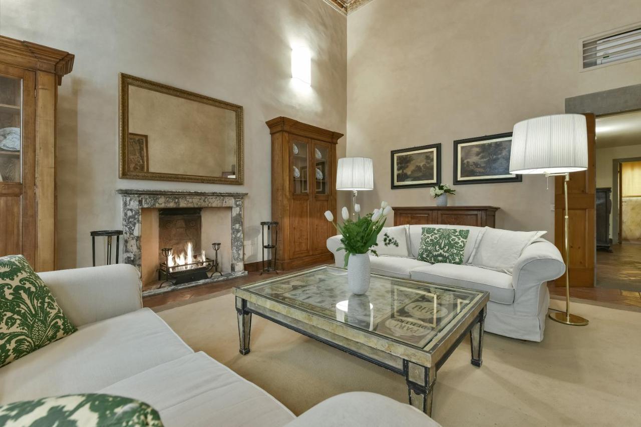 Raffaello With Fireplace In Oltrarno Apartment Florence