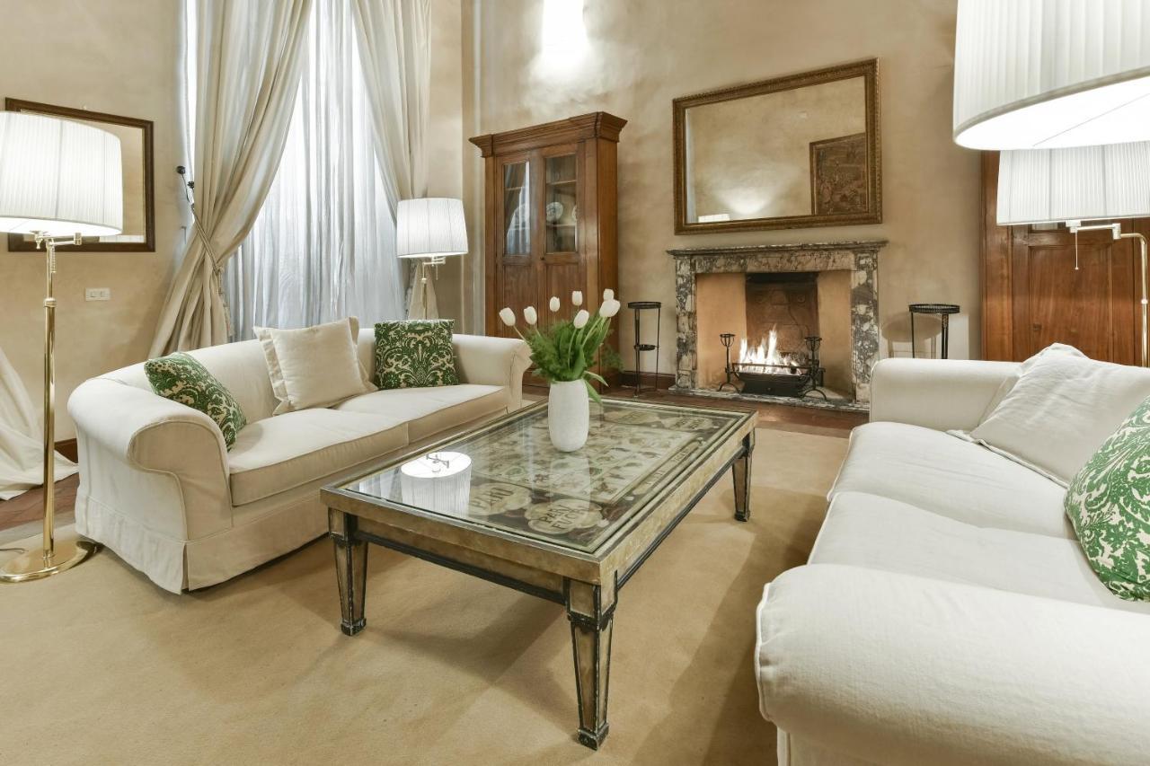Raffaello With Fireplace In Oltrarno