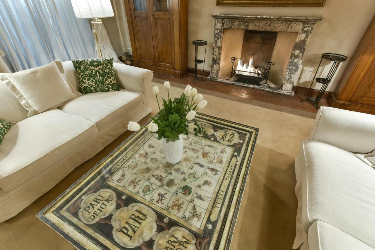 Raffaello With Fireplace In Oltrarno Apartment