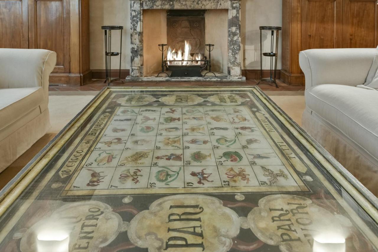 Raffaello With Fireplace In Oltrarno Apartment
