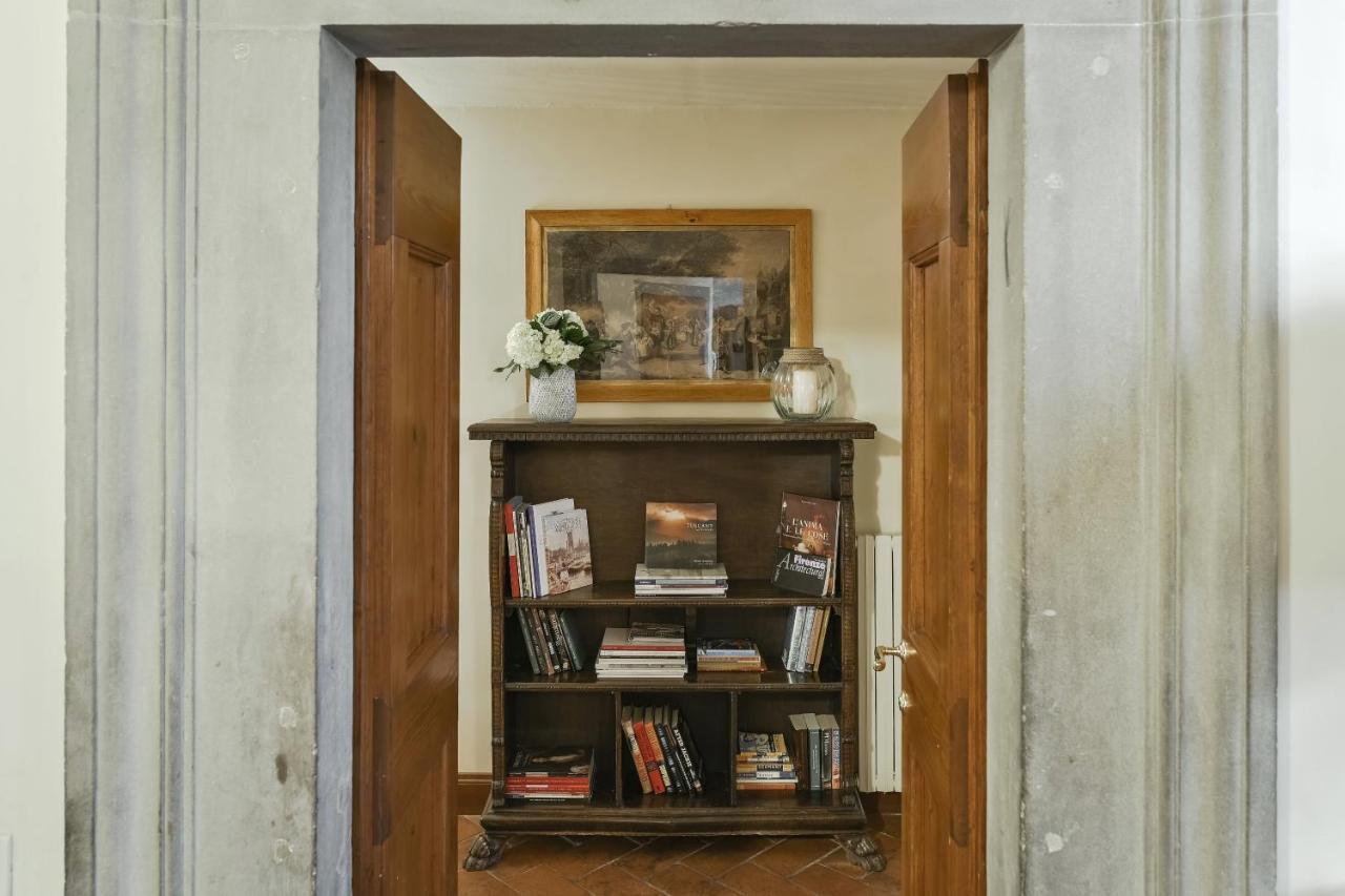 Raffaello With Fireplace In Oltrarno Apartment *