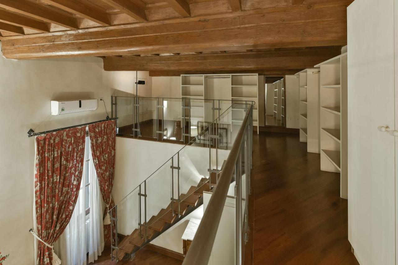 Raffaello With Fireplace In Oltrarno Apartment Florence
