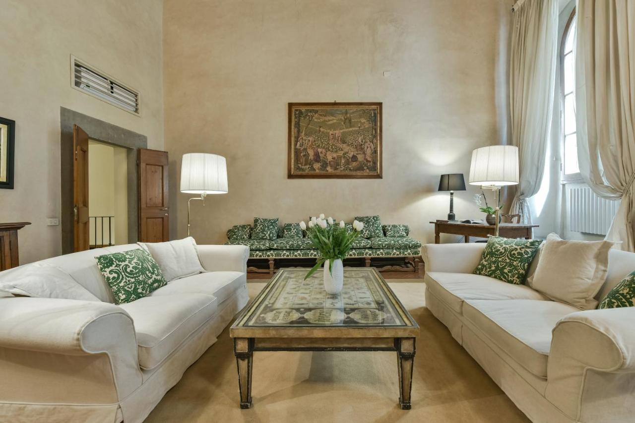 Raffaello With Fireplace In Oltrarno Apartment