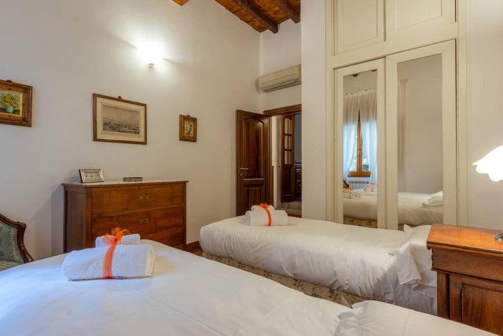 Elegant Ramaglianti Flat -santo Spirito District Apartment Florence