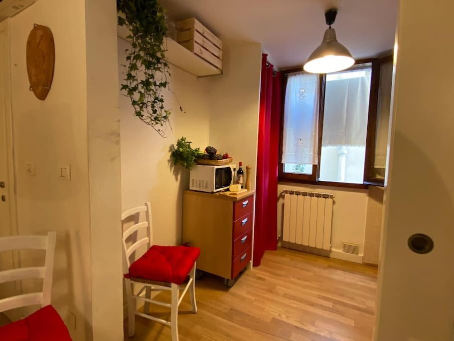 San Lorenzo In Red Apartment