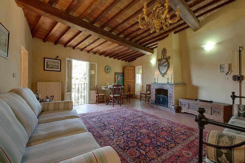 Elegante In Collina