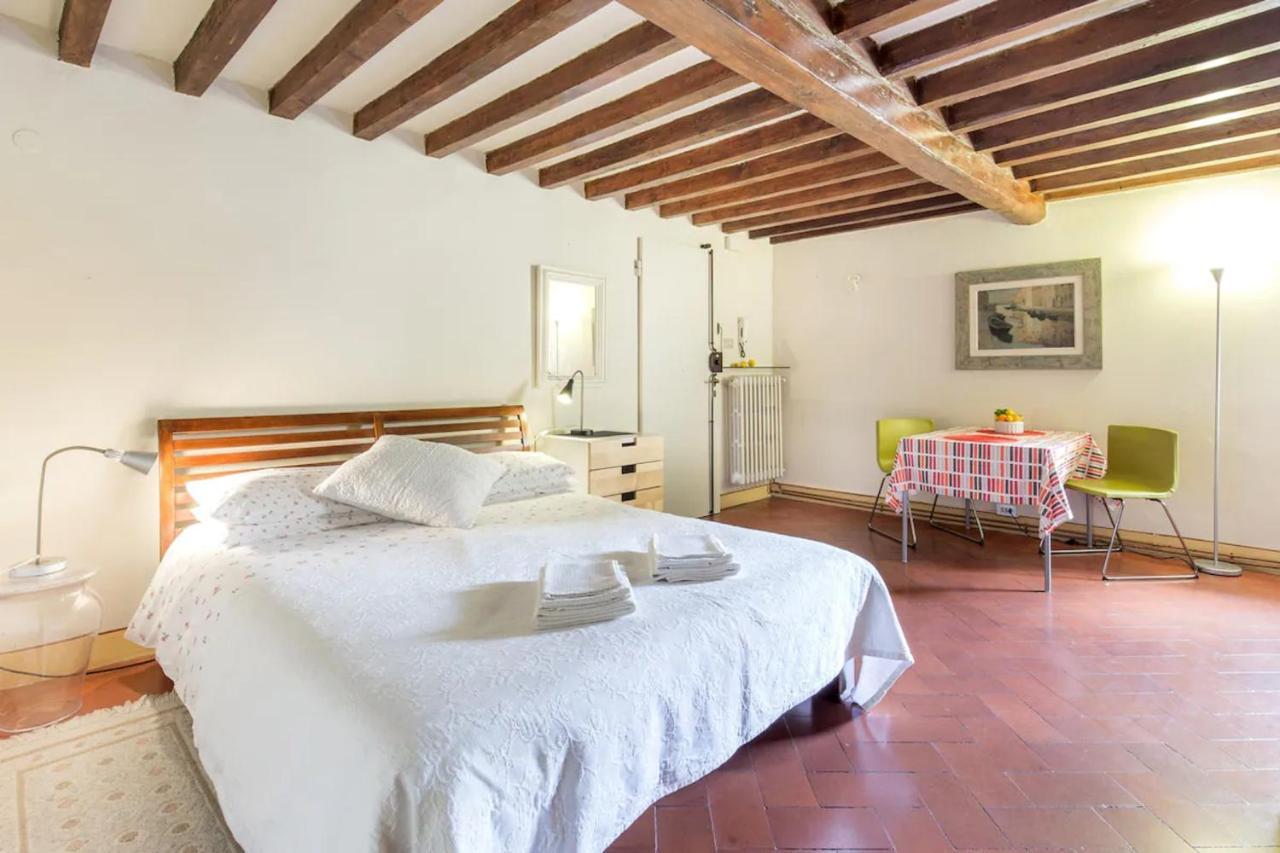 No2 Ancient Palazzo Apartment