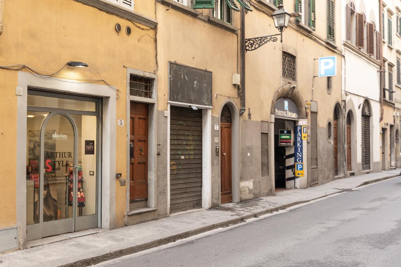 Tra Il Duomo E Il Teatro La Pergola Florence
