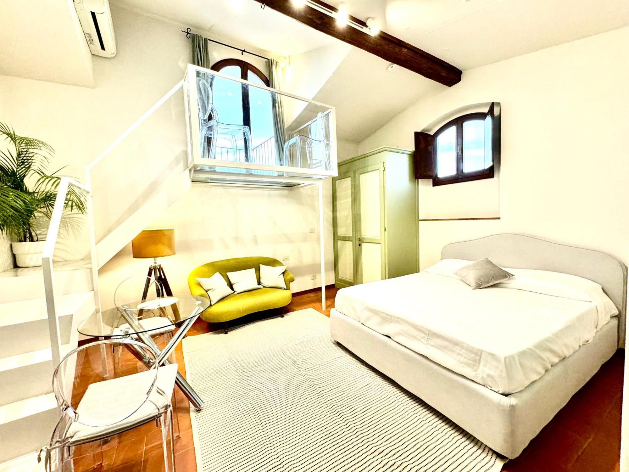 Palazzo Pandolfini's City-view Apartment Florence