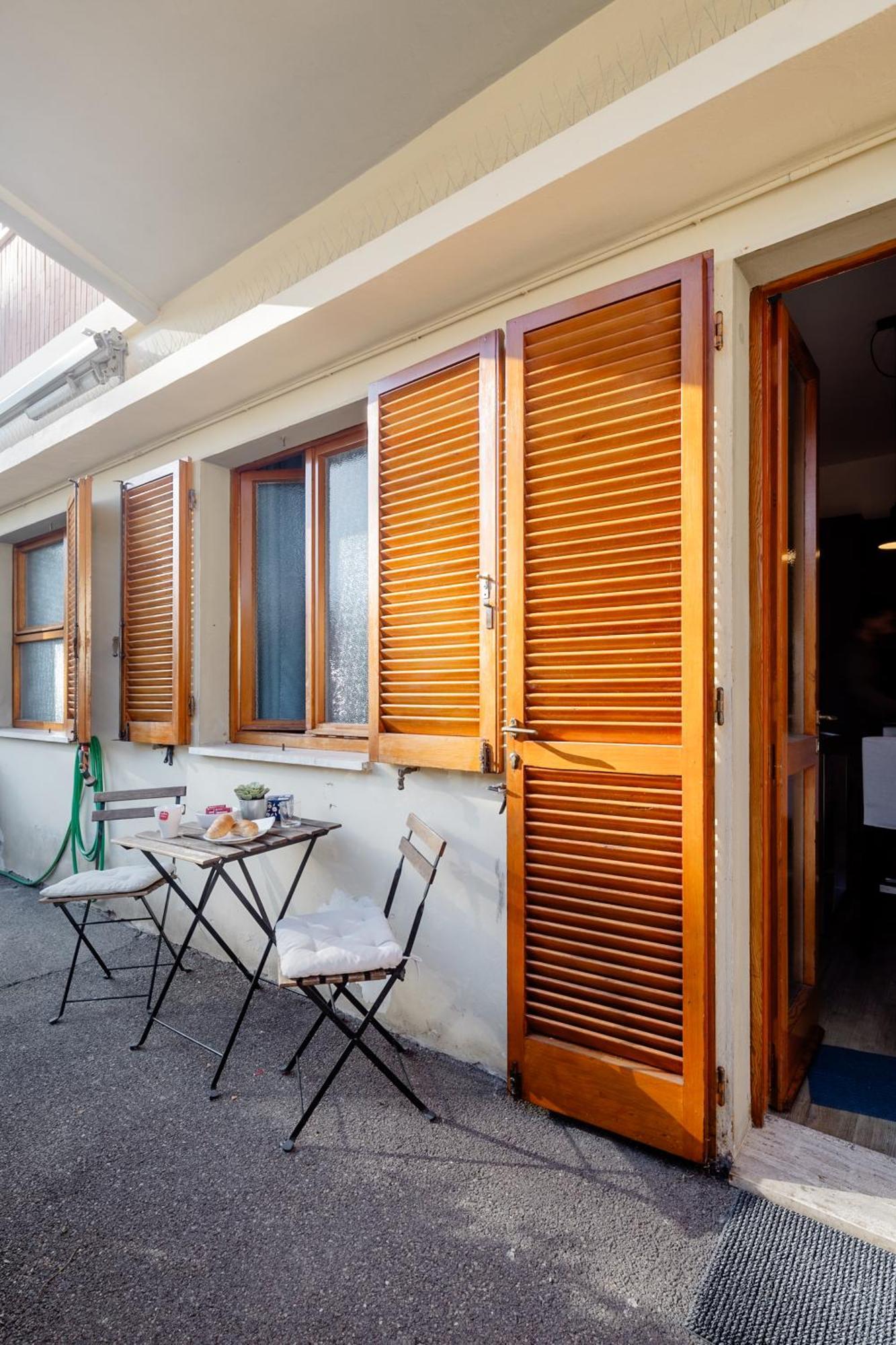 Appartamento Open The Classic Wooden Shutters At A Cozy Nest Firenze