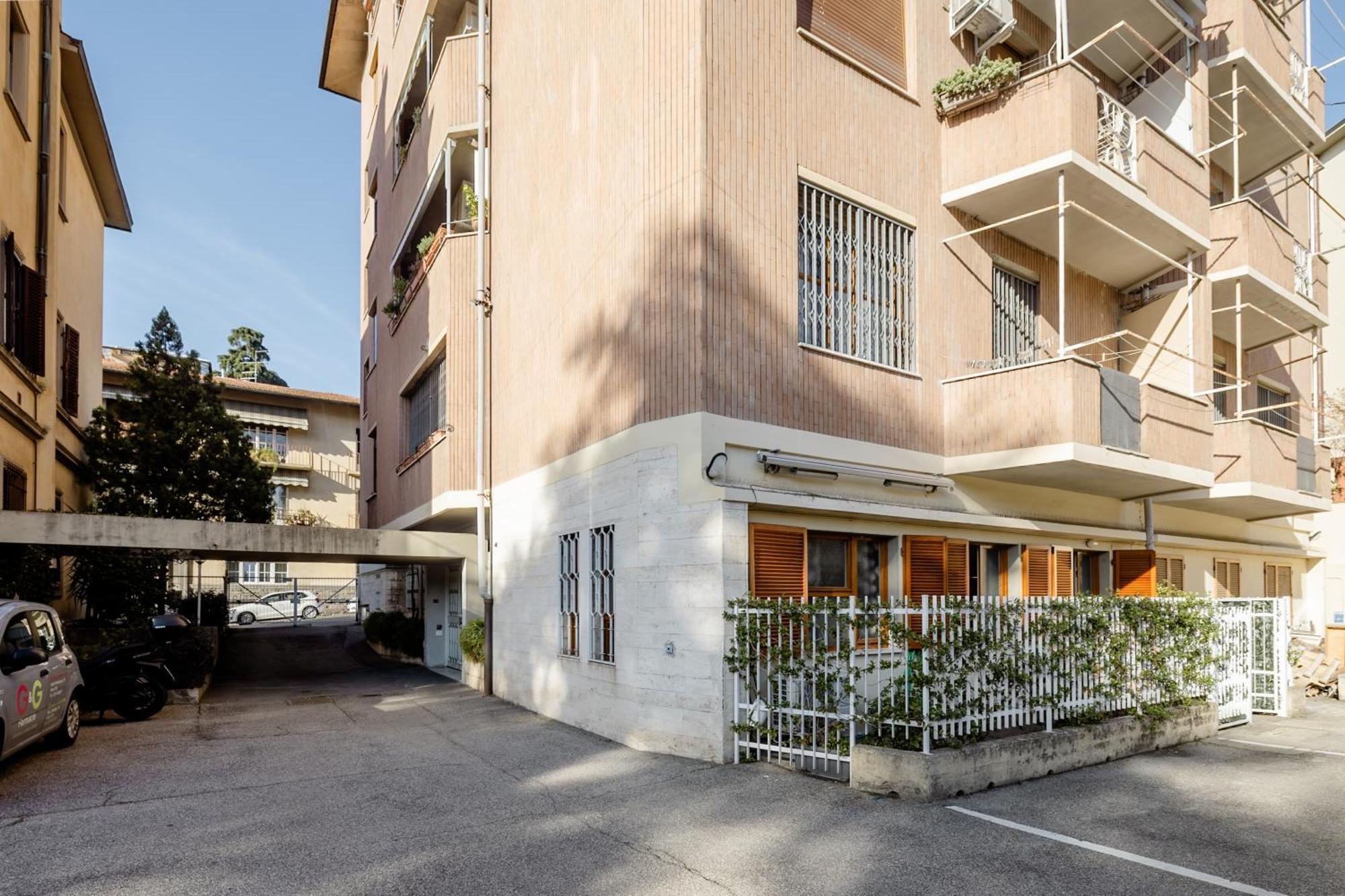 Open The Classic Wooden Shutters At A Cozy Nest Appartamento Firenze