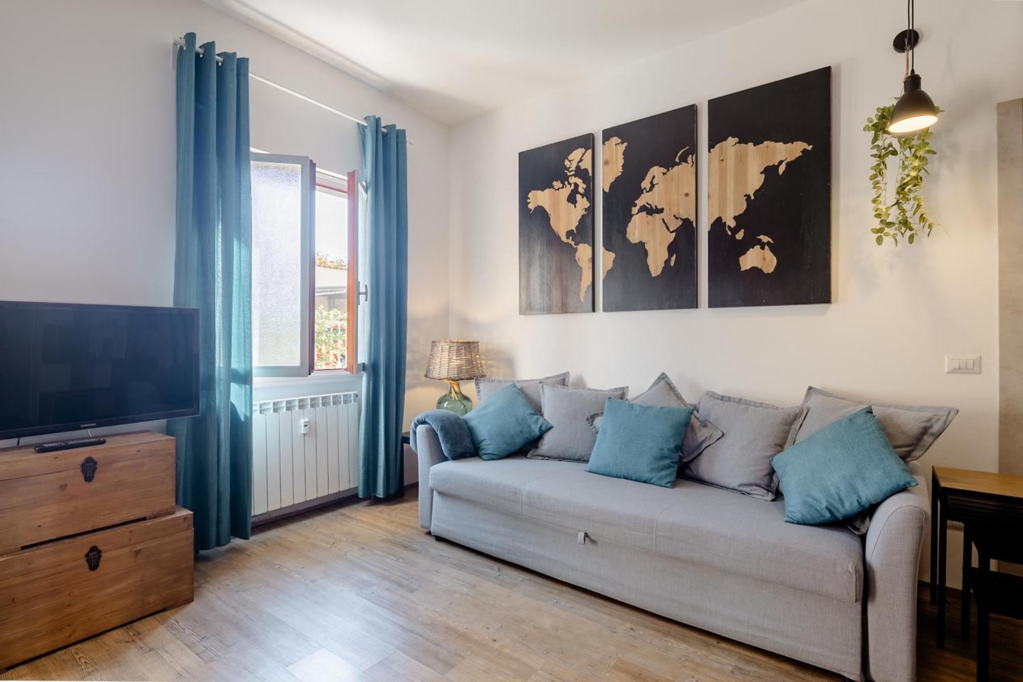 Open The Classic Wooden Shutters At A Cozy Nest Appartamento Firenze