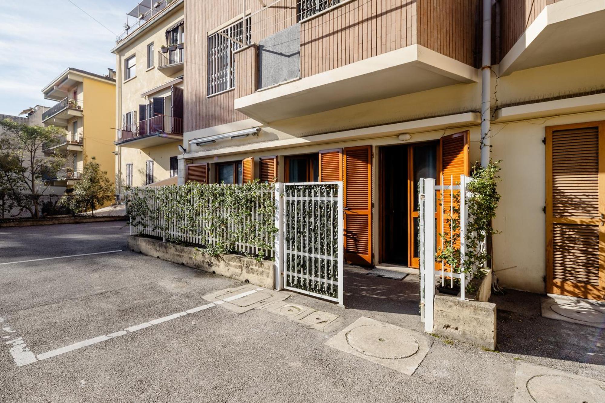 Open The Classic Wooden Shutters At A Cozy Nest Appartamento Firenze