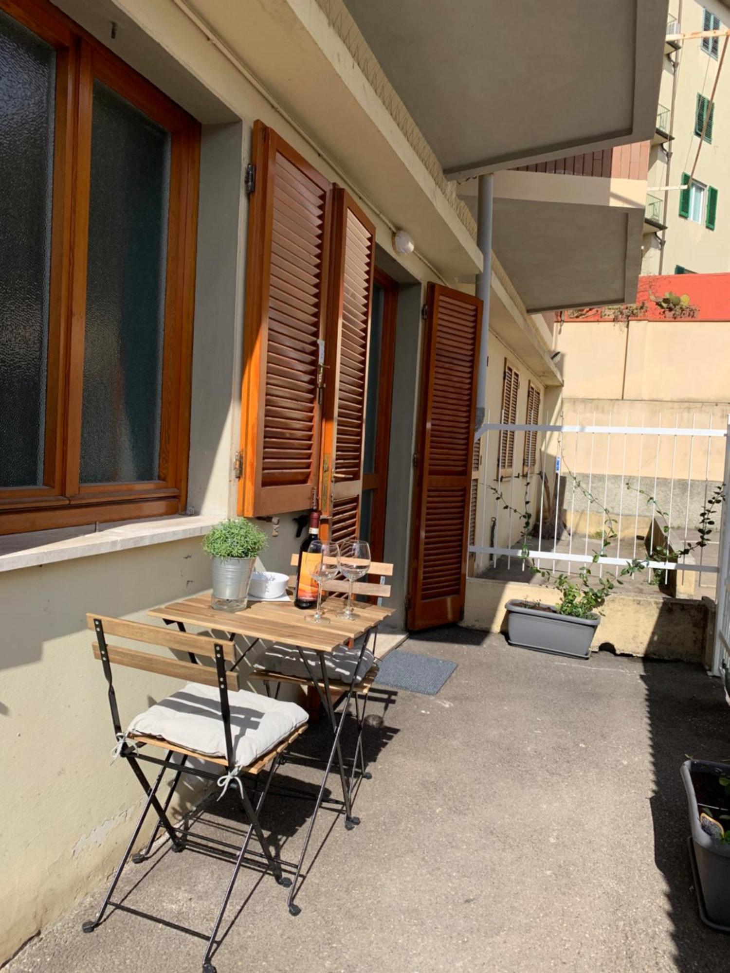 Appartamento Open The Classic Wooden Shutters At A Cozy Nest