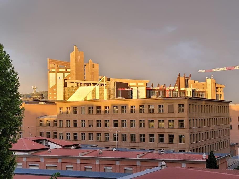 Apartment Away - Pape's Cozy Apartment, Near Airport - 14 Min From Center-10 Minutes Walk From The Baker Hughes