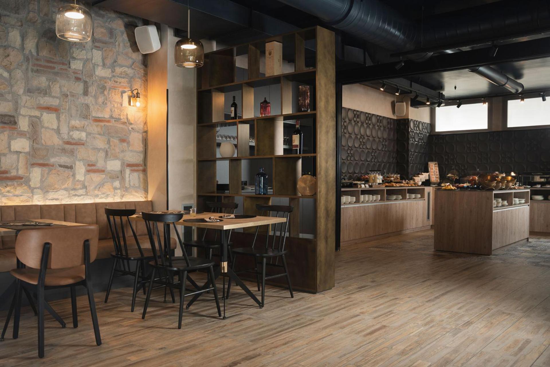 Iq Hotel