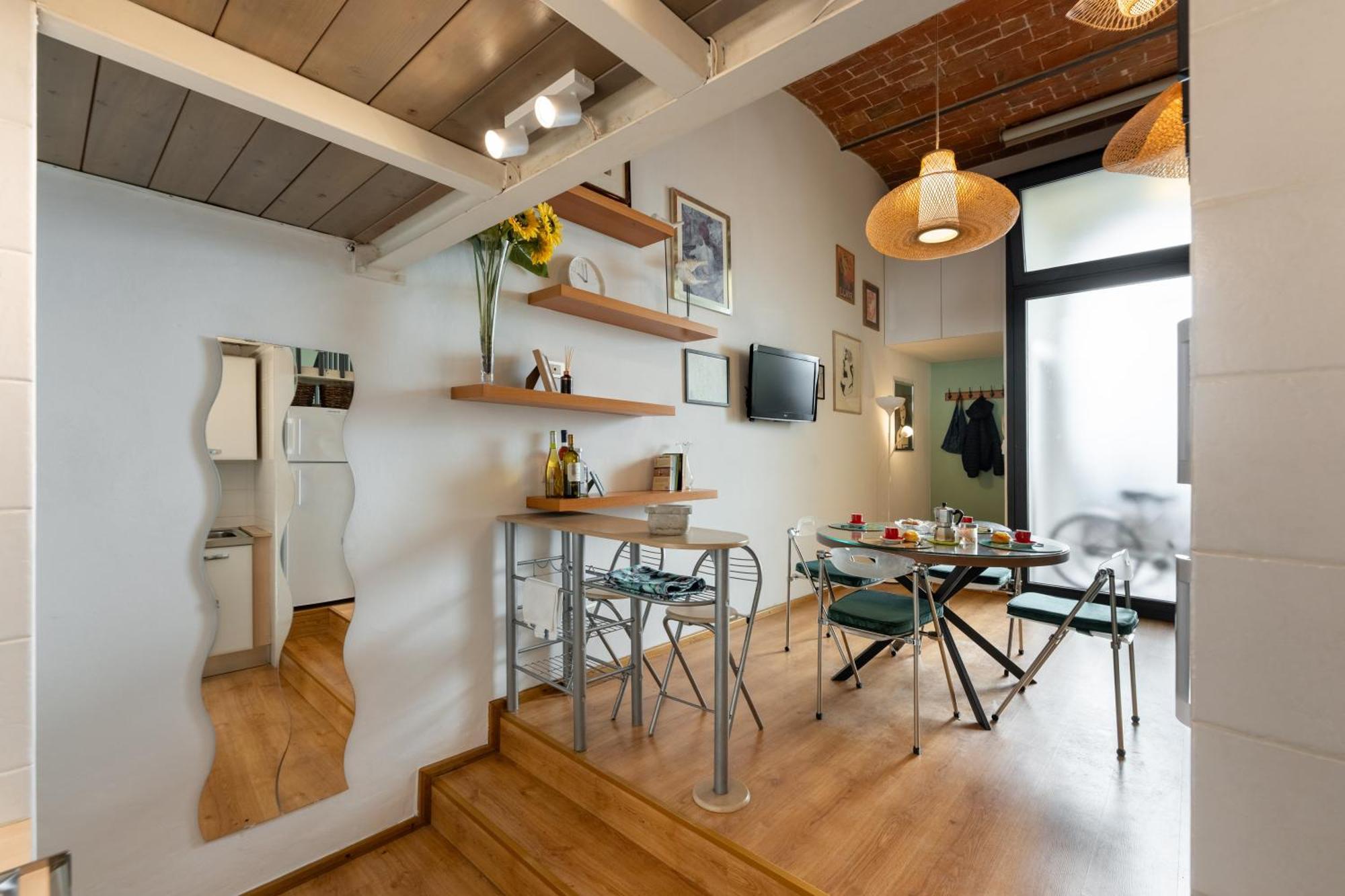 Metropolitan Loft: Center Base With Local Charm Apartment *