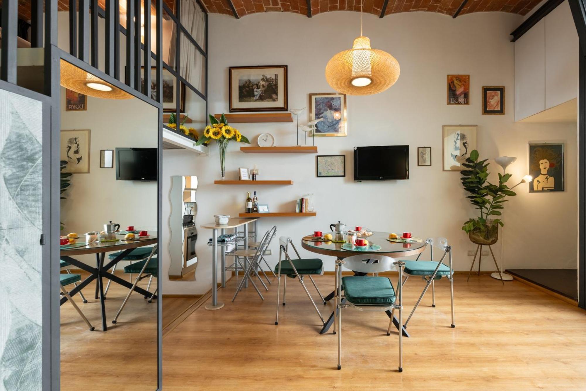 Metropolitan Loft: Center Base With Local Charm Apartment