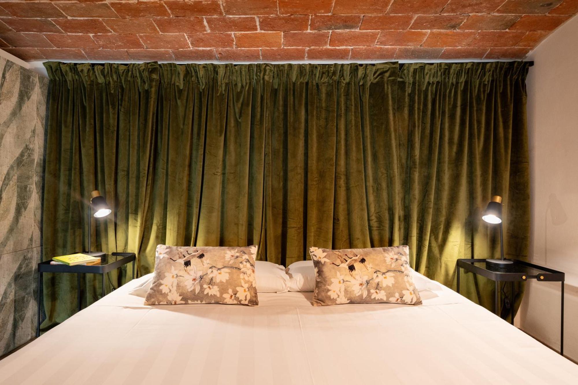 Apartment Metropolitan Loft: Center Base With Local Charm *