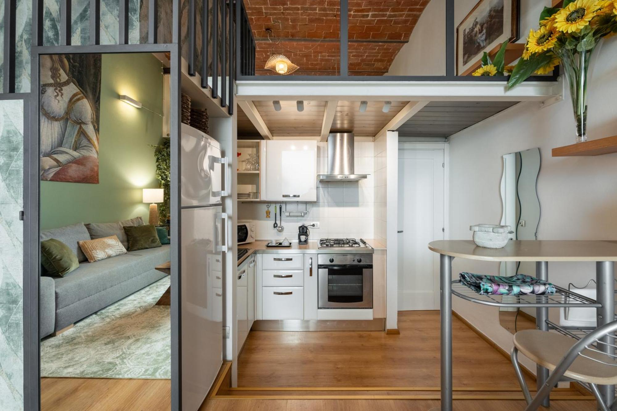 Metropolitan Loft: Center Base With Local Charm Apartment *