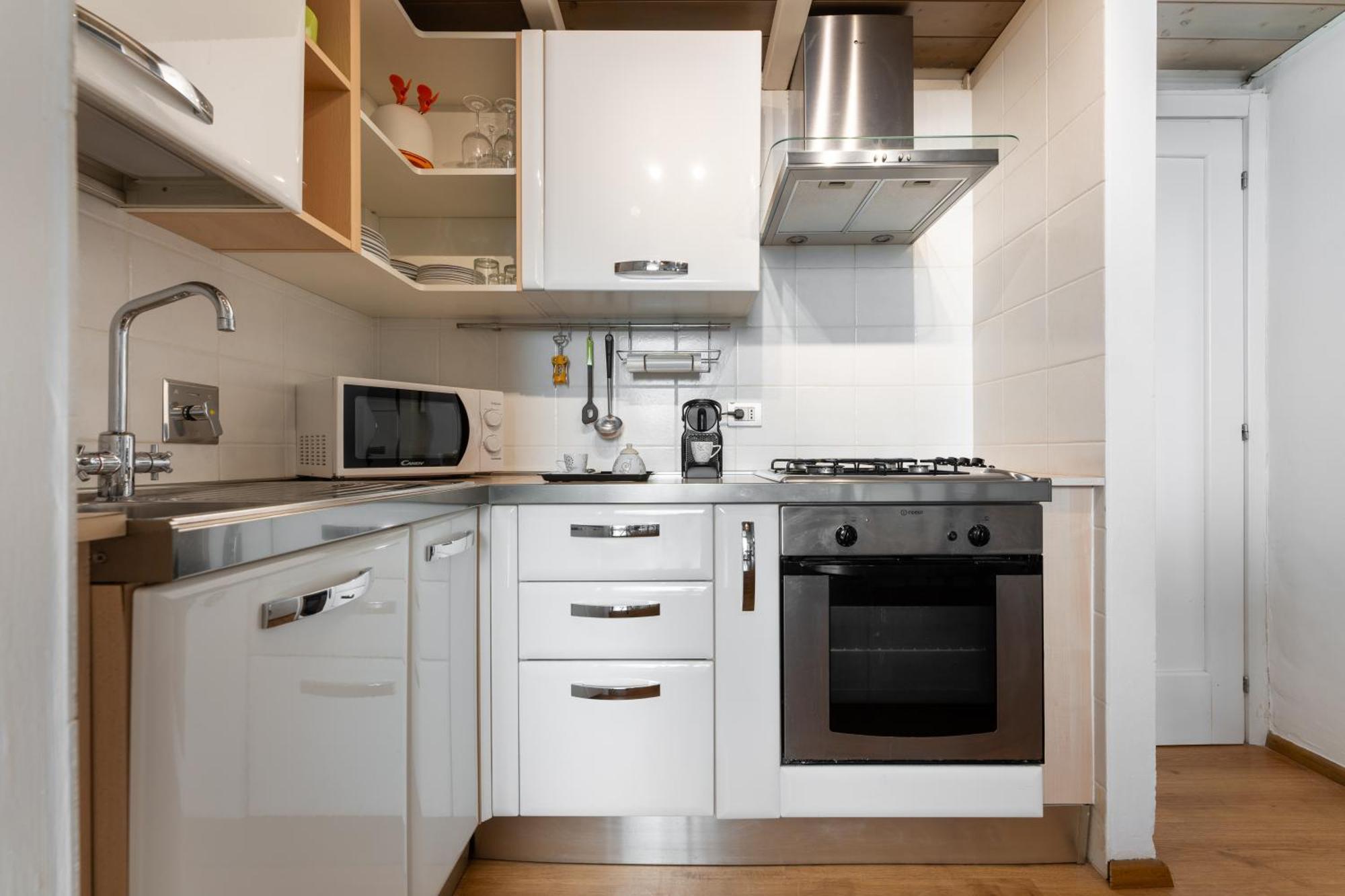 Metropolitan Loft: Center Base With Local Charm Apartment