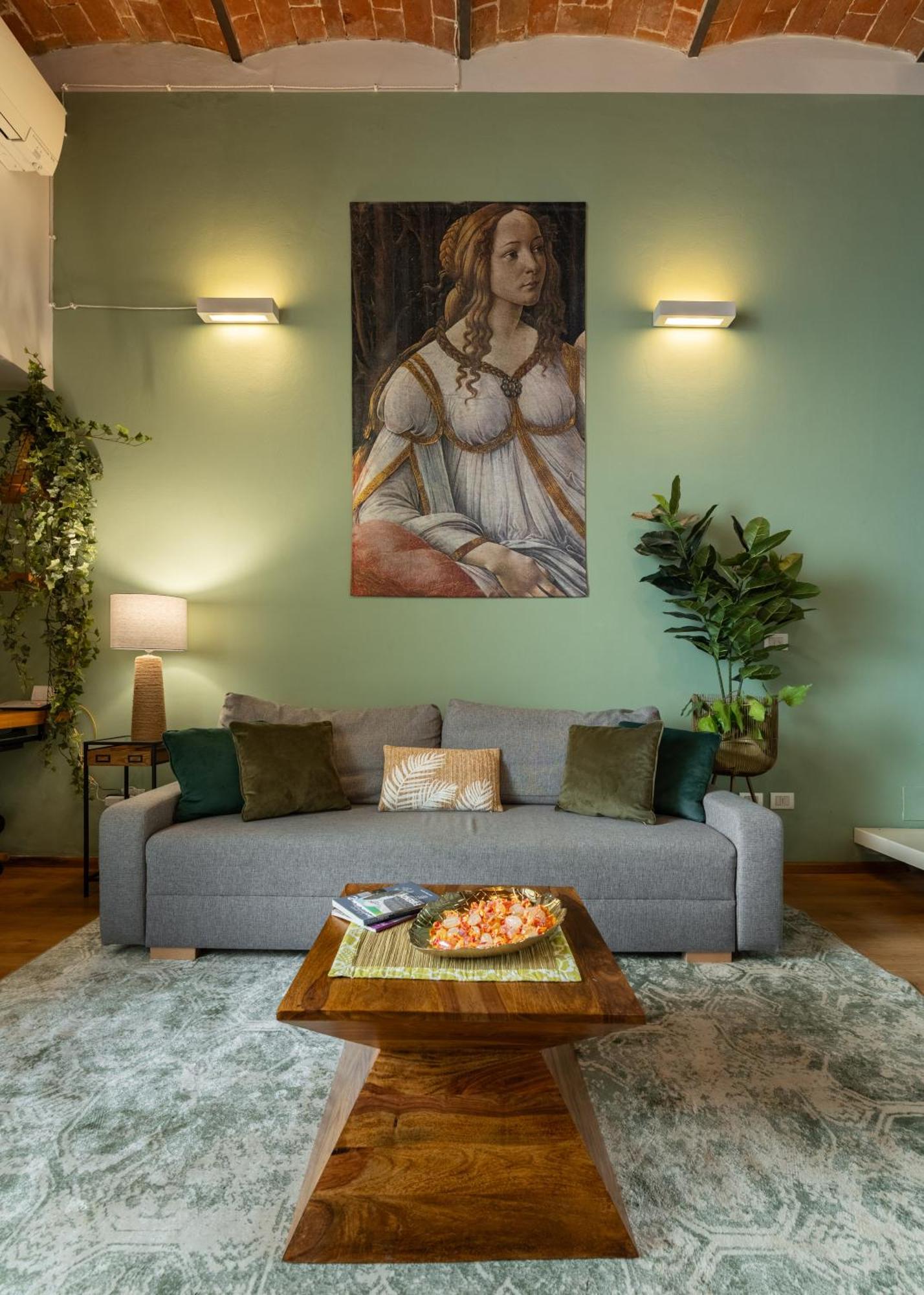 Metropolitan Loft: Center Base With Local Charm *