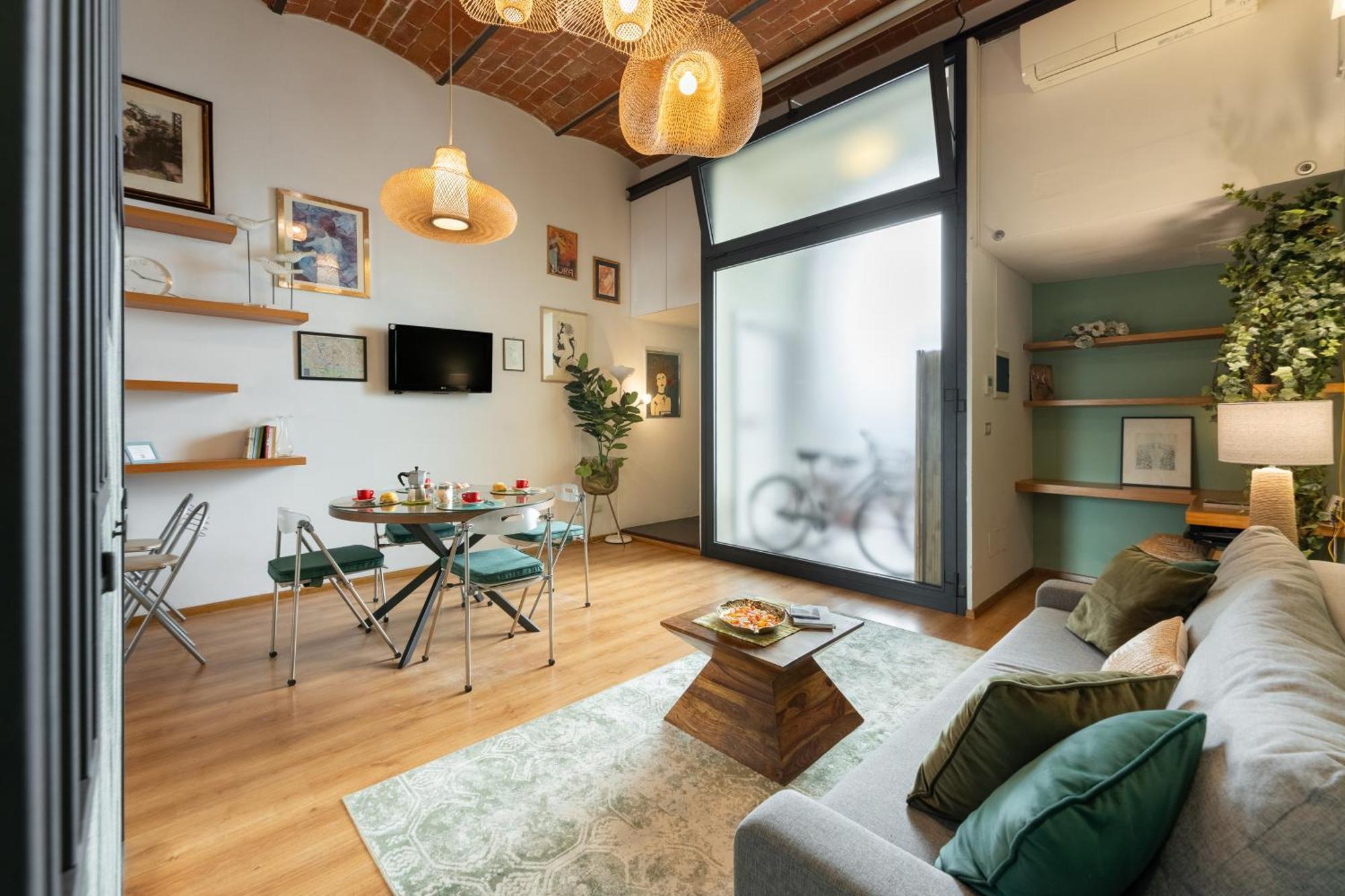Metropolitan Loft: Center Base With Local Charm