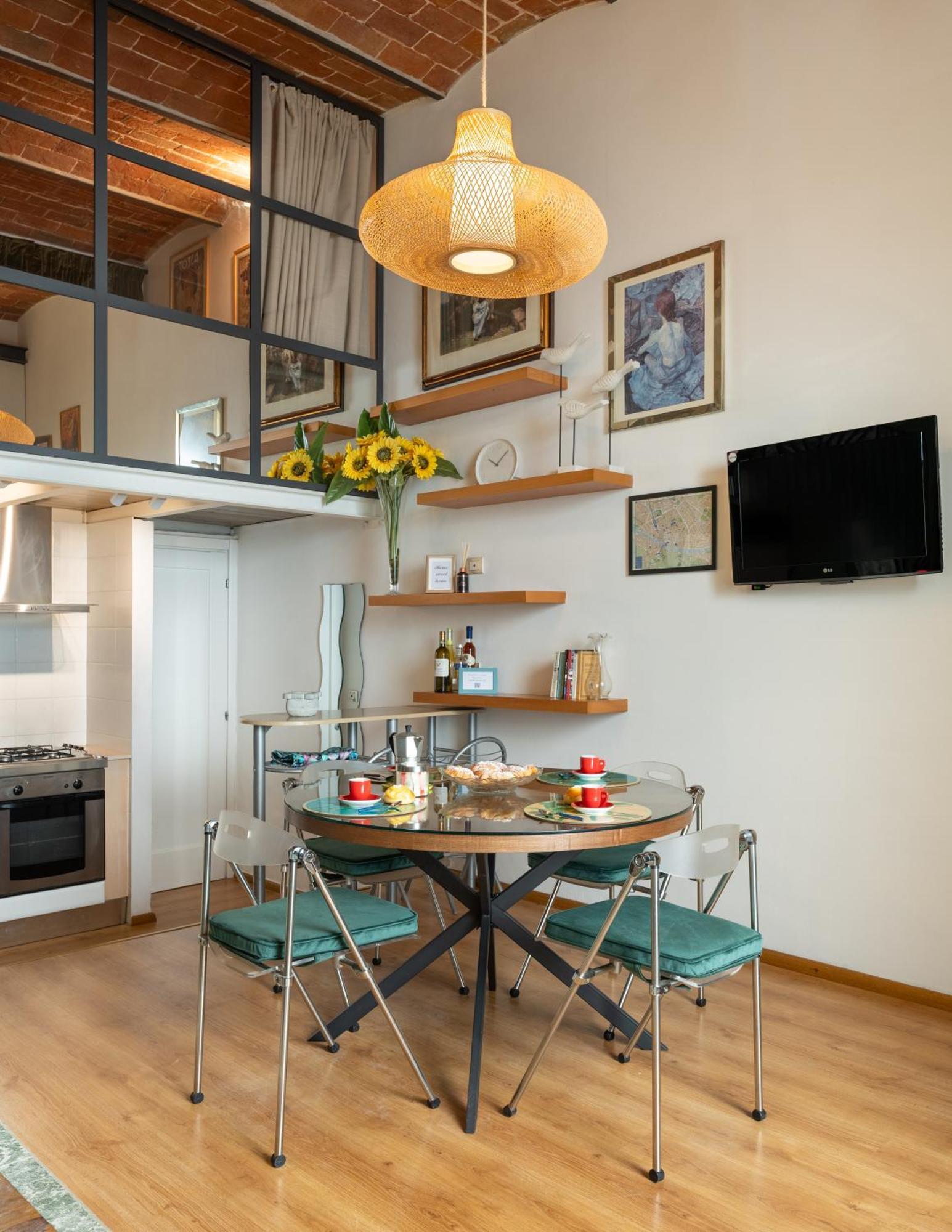 Metropolitan Loft: Center Base With Local Charm Apartment *