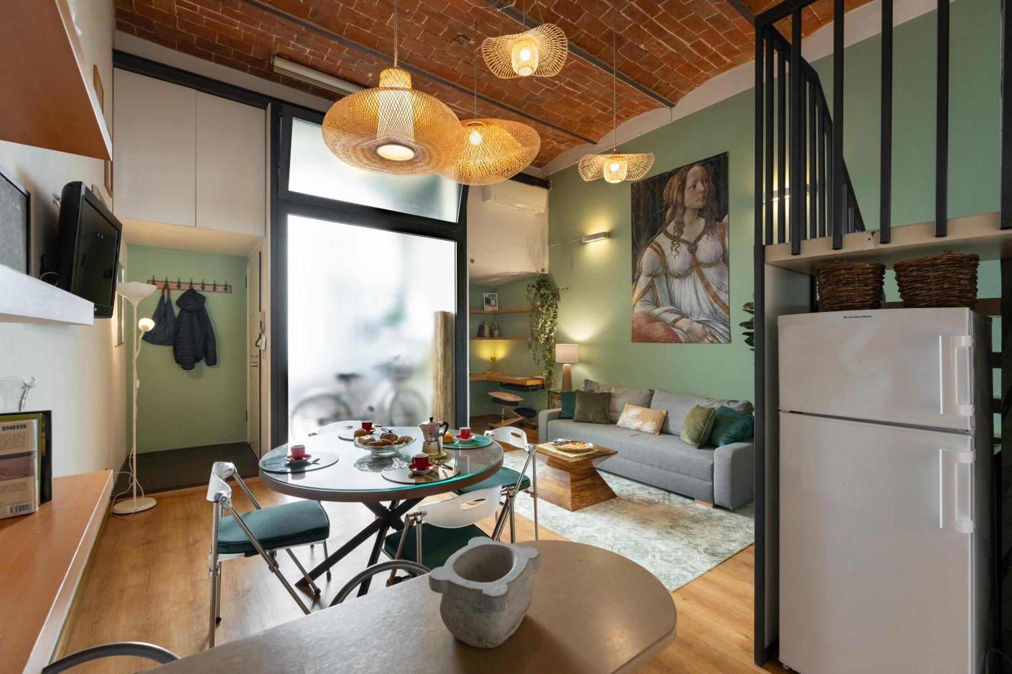 Metropolitan Loft: Center Base With Local Charm Apartment