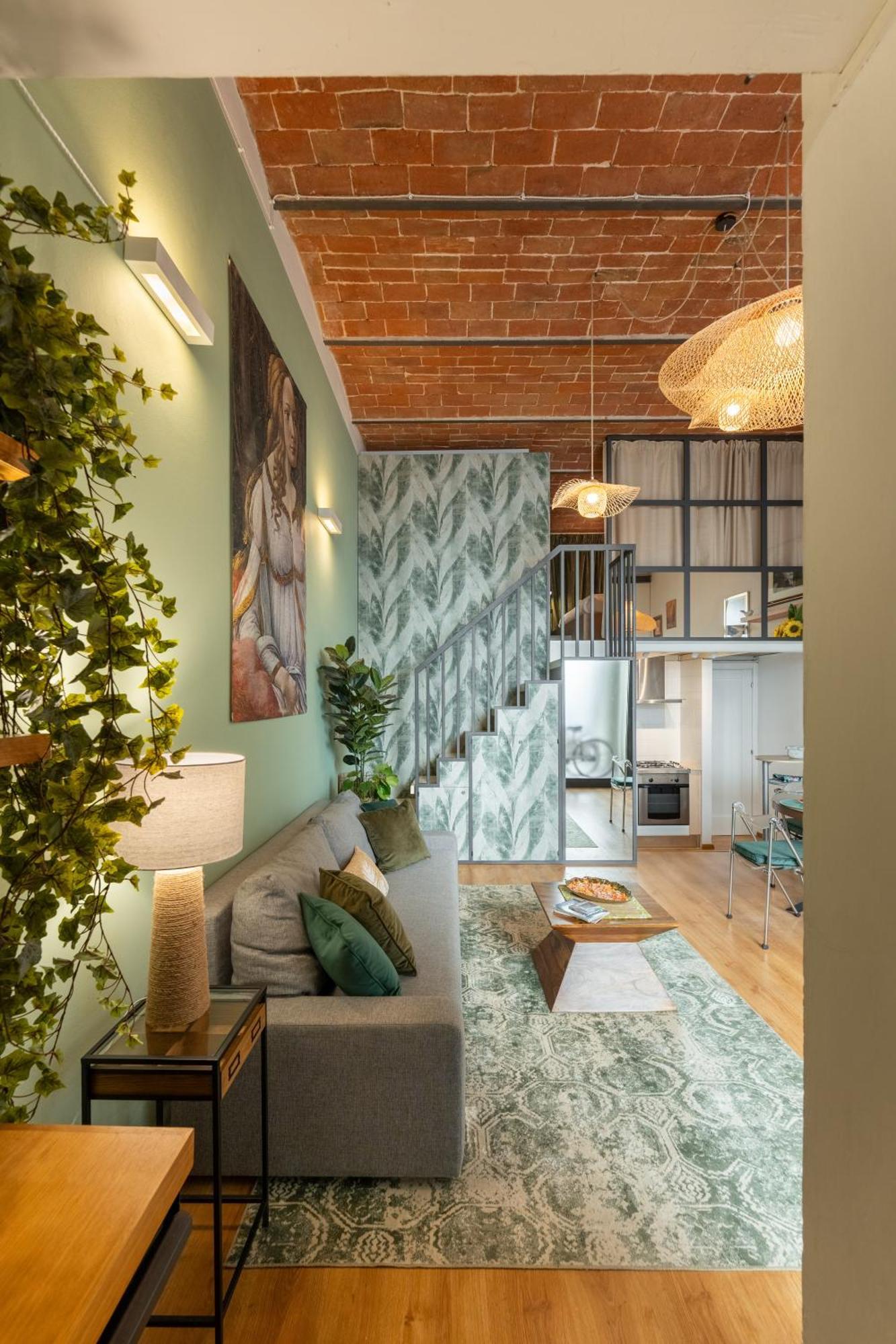 Metropolitan Loft: Center Base With Local Charm *