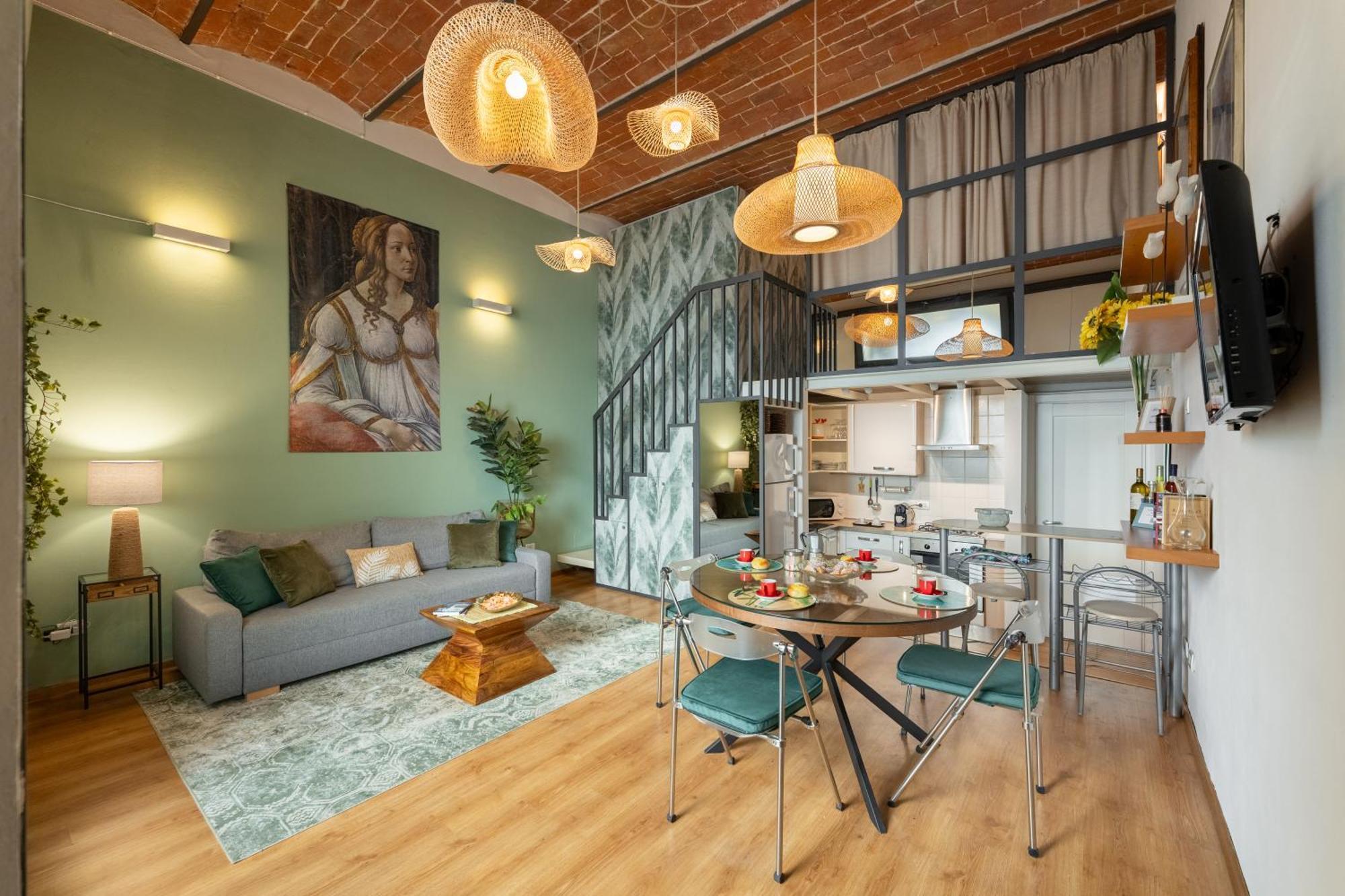 Metropolitan Loft: Center Base With Local Charm Apartment *