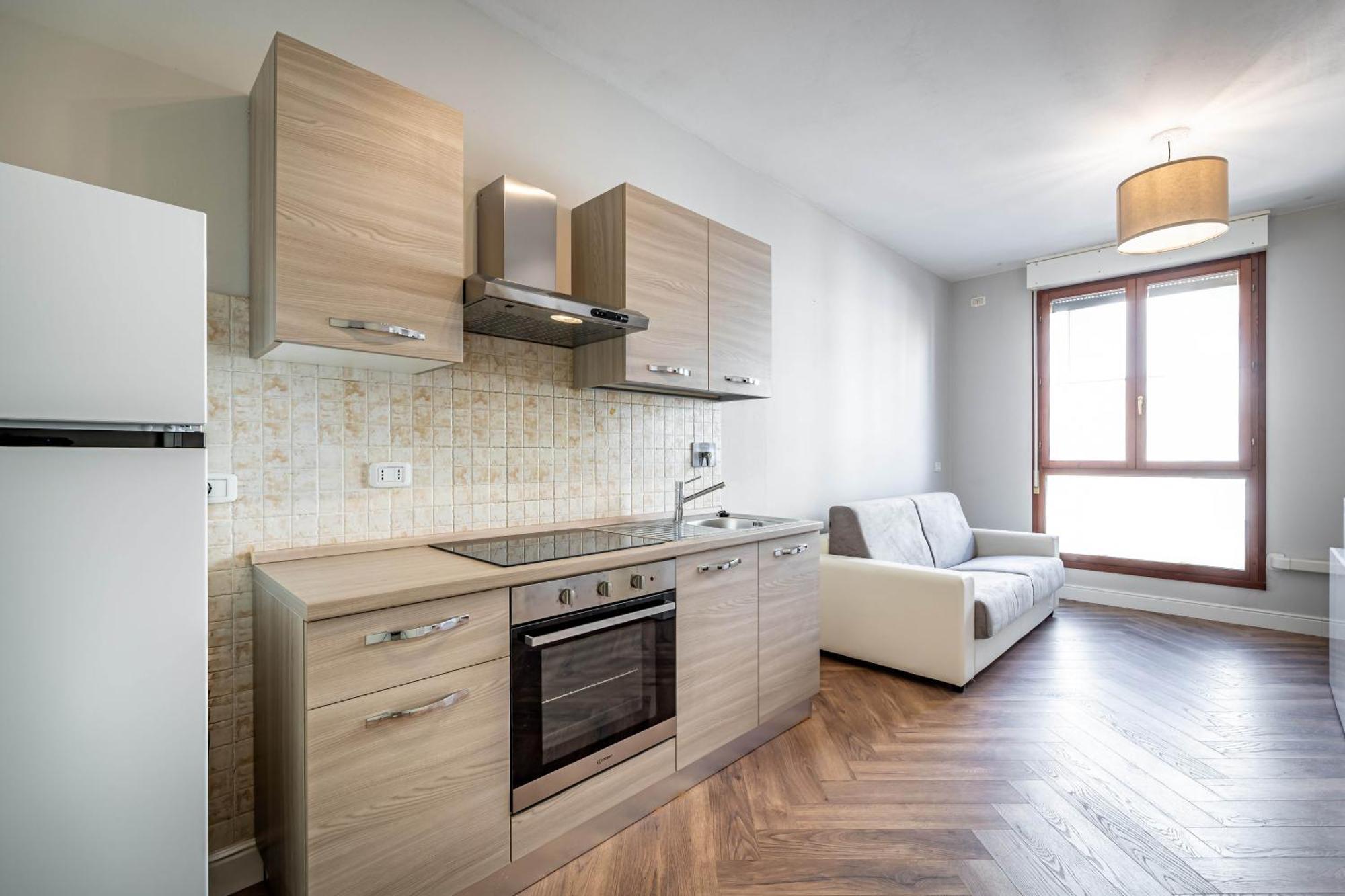 Yid Quiet With Parking Apartment