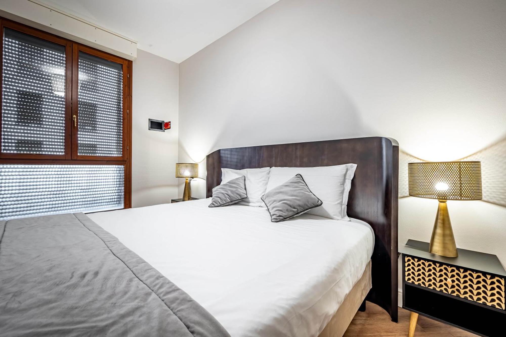 Yid Quiet With Parking Apartment