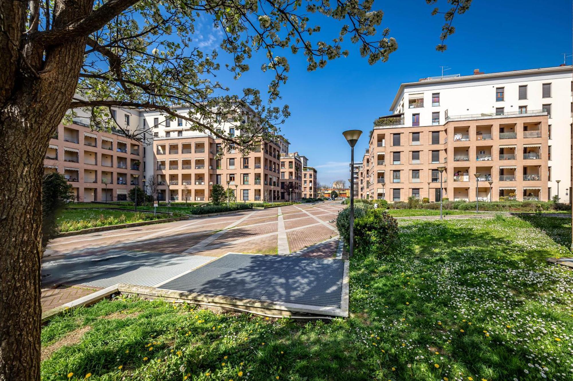 Yid Quiet With Parking Apartment