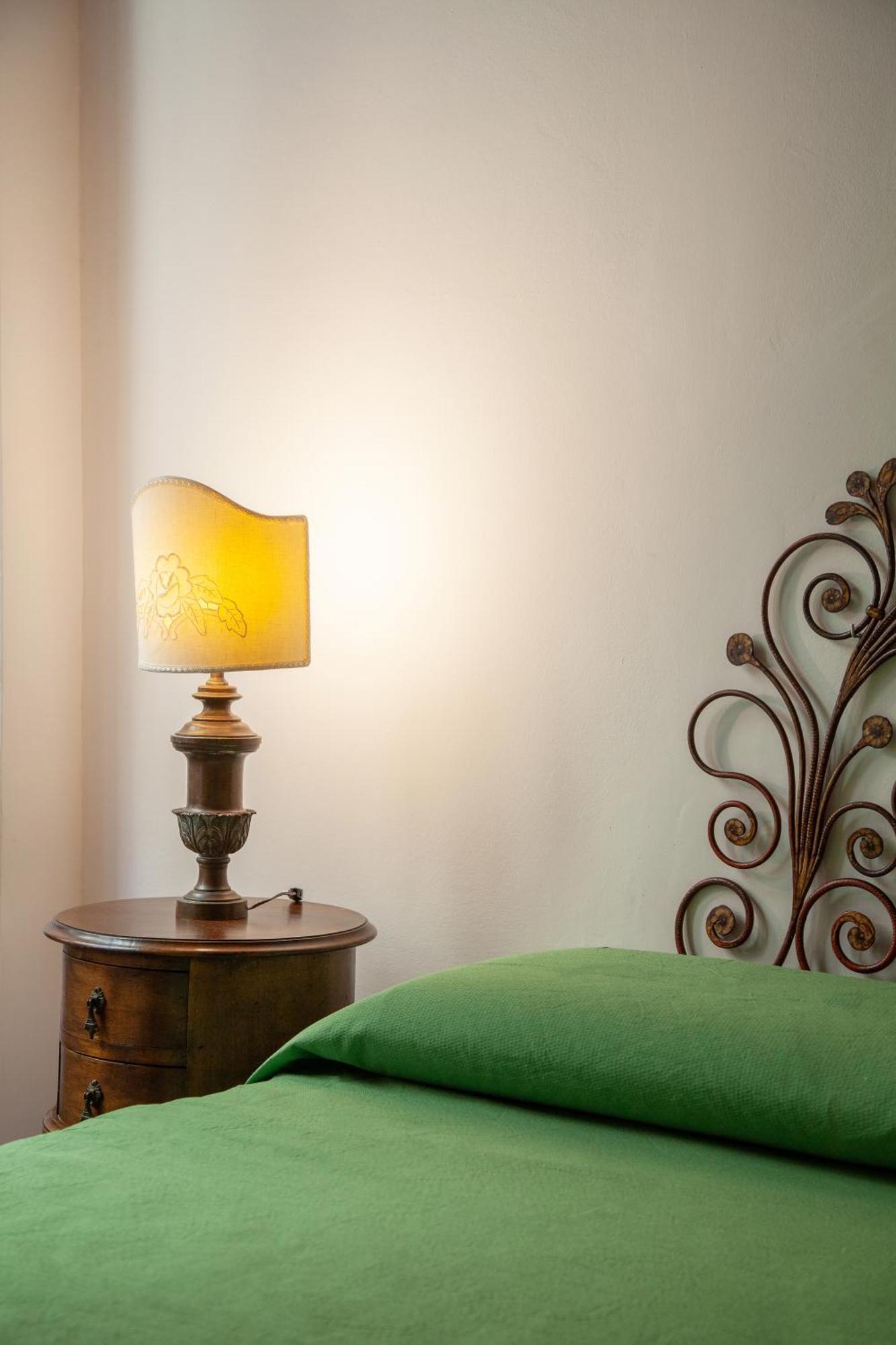Aurora's, Renaissance Suite, Historic Apartment, Pivot Location, Few Walks From All, Ac Bedroom