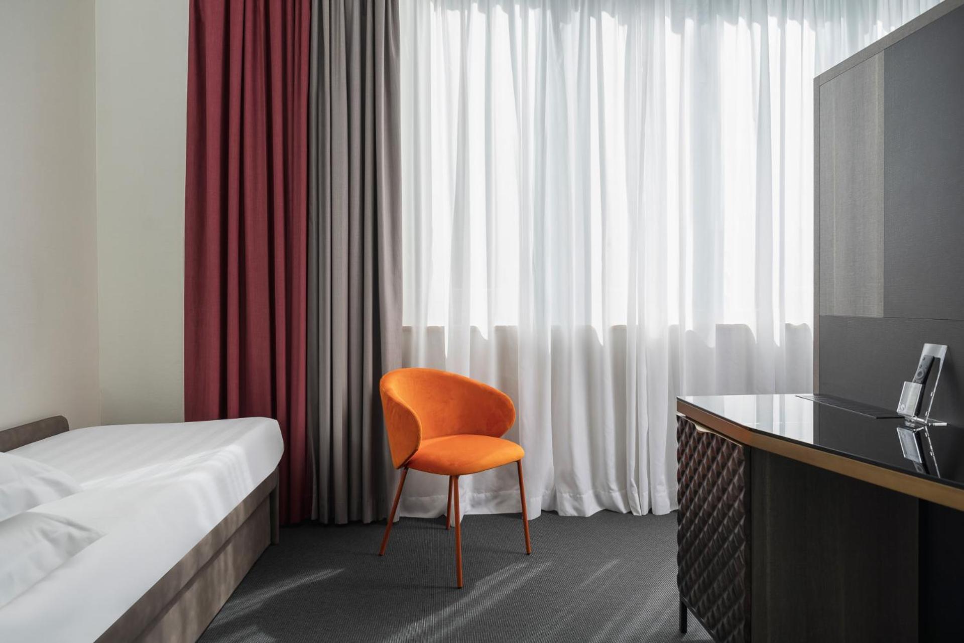 Iq Hotel 4*