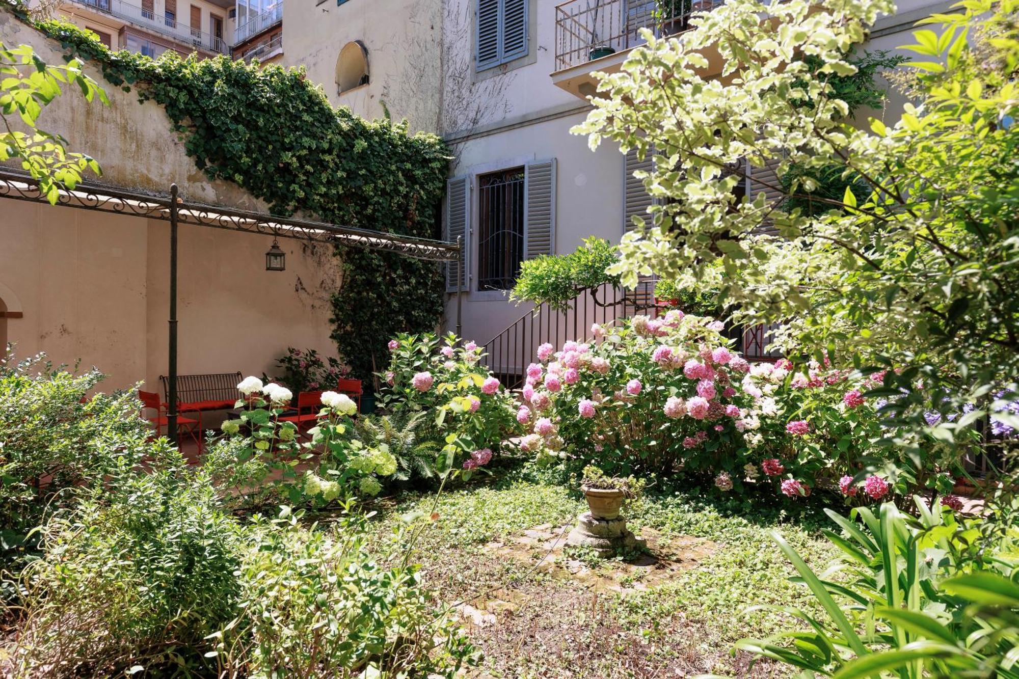 Huge With Private Garden Apartment *