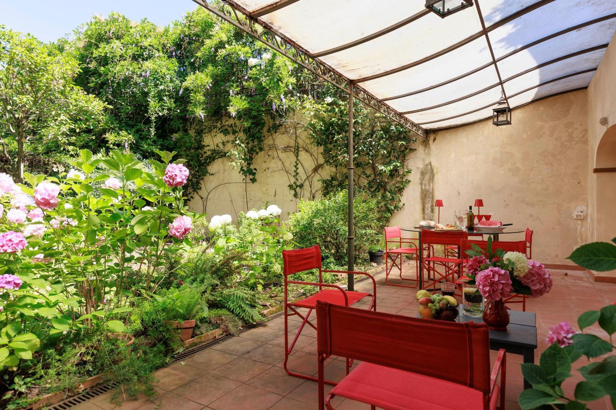 Huge With Private Garden Apartment *