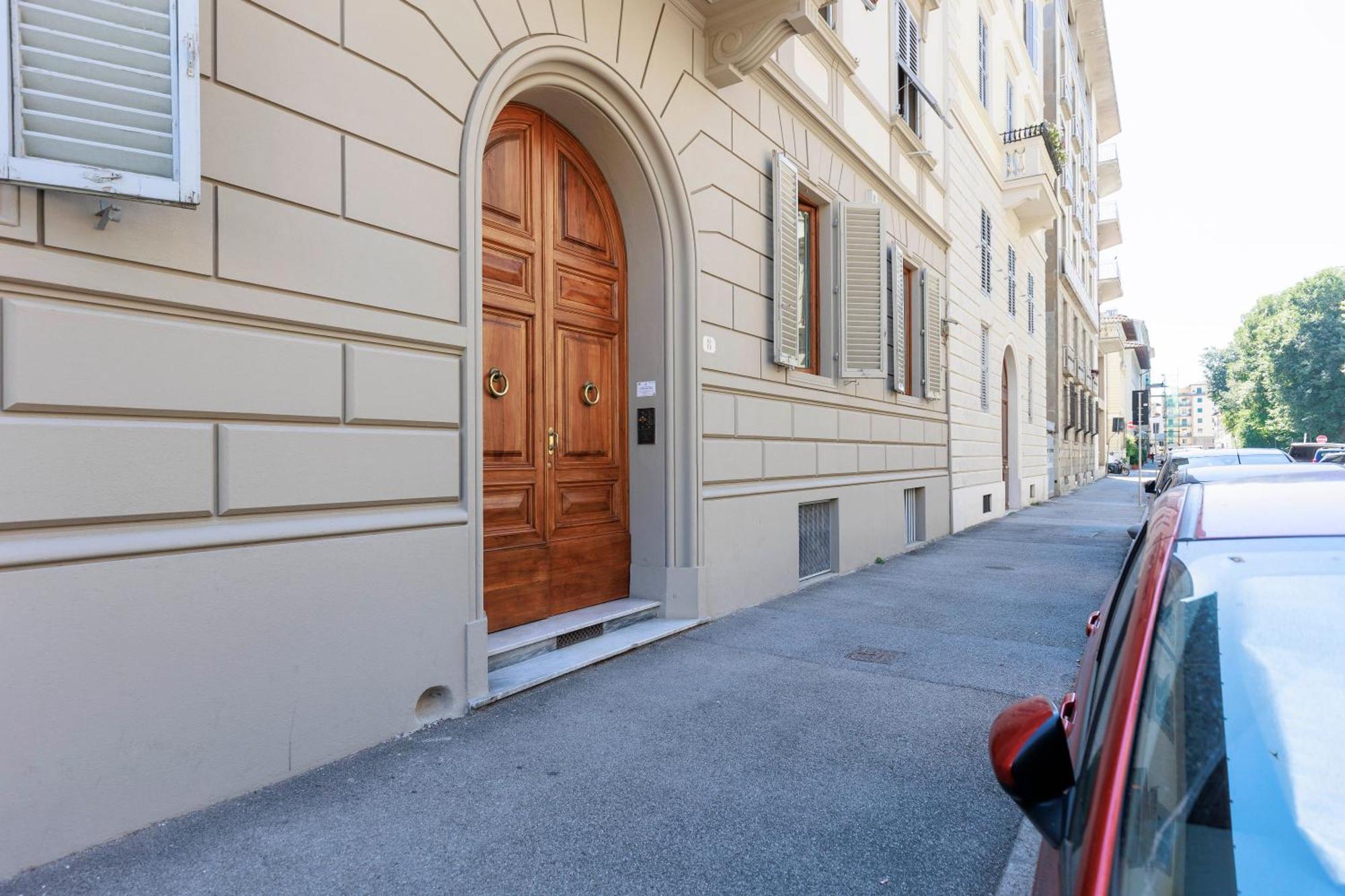Huge With Private Garden Apartment
